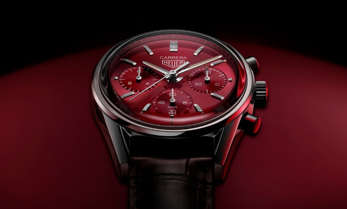 高調(diào)復(fù)古感！ TAG Heuer CARRERA紅面限量計時腕表