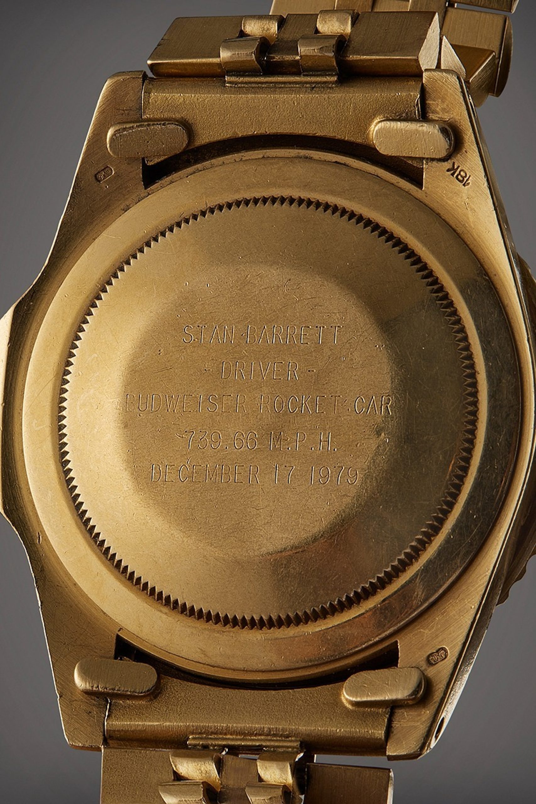GMT-Master「Pepsi」的底蓋亦刻有「STAN BARRETT 739 MPH MACH 1.0206 12-17-79」字樣（圖片來(lái)源：Sotheby's）