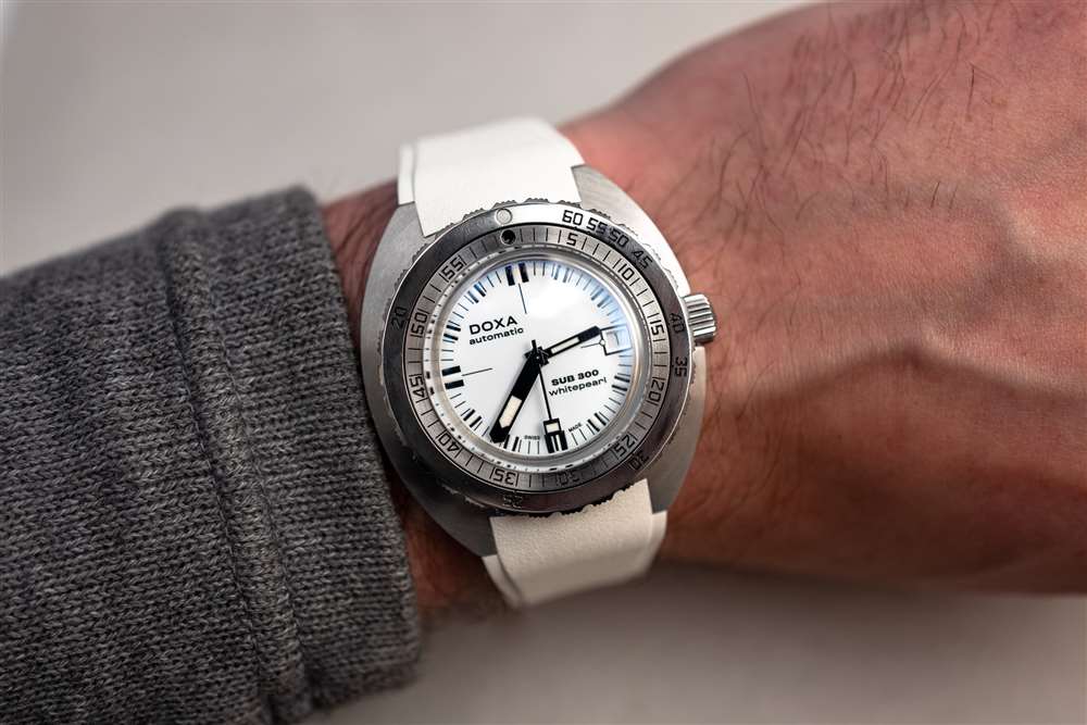 介紹厭倦了顏色？Doxa 的“Whitepearl”表盤現(xiàn)已為其整個(gè)核心系列提供