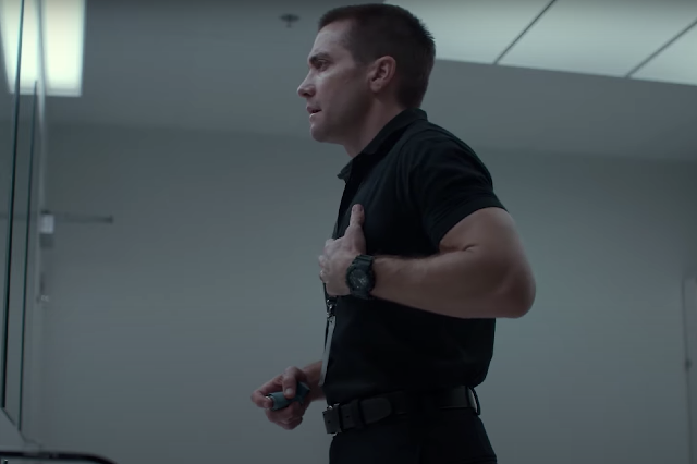 Joe Baylor 在 The Guilty 中穿著他的 G-Shock 看著浴室的鏡子。