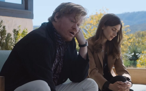 杰西·普萊蒙(Jesse Plemons)佩戴卡地亞桑托斯(Cartier Santos)手表，杰森·席格爾(Jason Segel)在《意外之財》中佩戴偷來的勞力士Day-Date手表