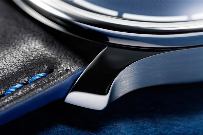 The Ming 37.05 Moonphase Date，表耳特寫