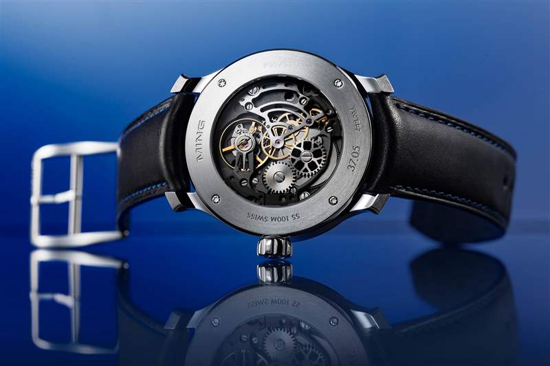 The Ming 37.05 Moonphase Date，透過底蓋看到機芯