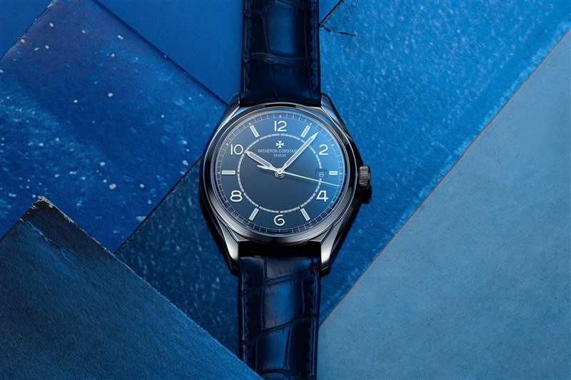 藍(lán)色背景上的江詩丹頓 Fiftysix。