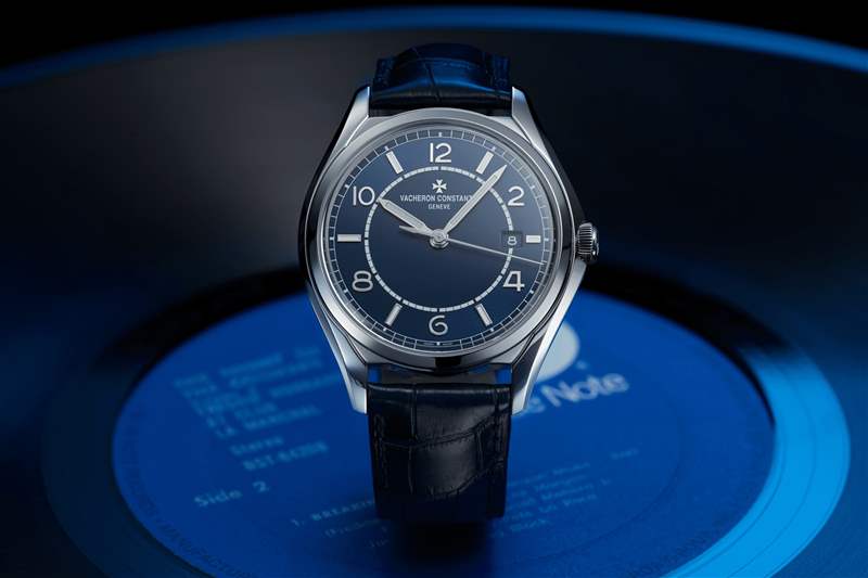 藍(lán)色背景上的 VC Fiftysix。