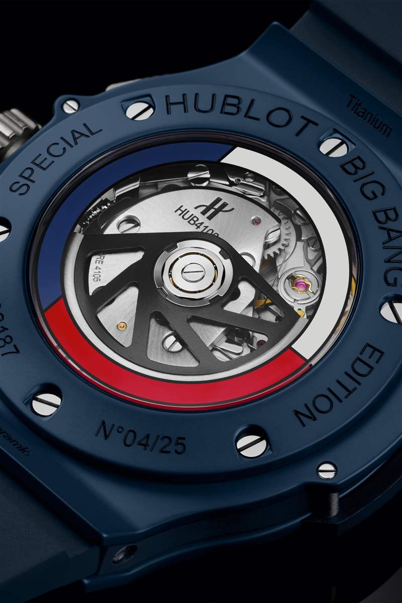 Hublot Big Bang Camo Texas 的底蓋圖像顯示了紅色、白色和藍色轉(zhuǎn)子