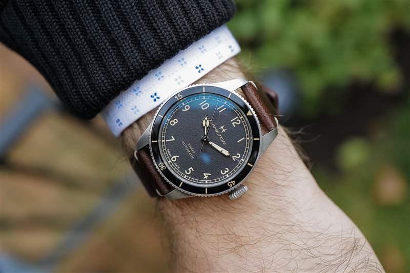 38 毫米尺寸的 Hamilton Khaki Pilot Pioneer 腕表搭配棕色皮夾克。
