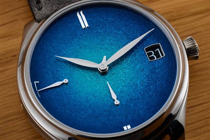 全新 Moser Endeavor Perpetual Calendar 的藍(lán)色表盤(pán)采用煙熏大明火琺瑯表盤(pán)