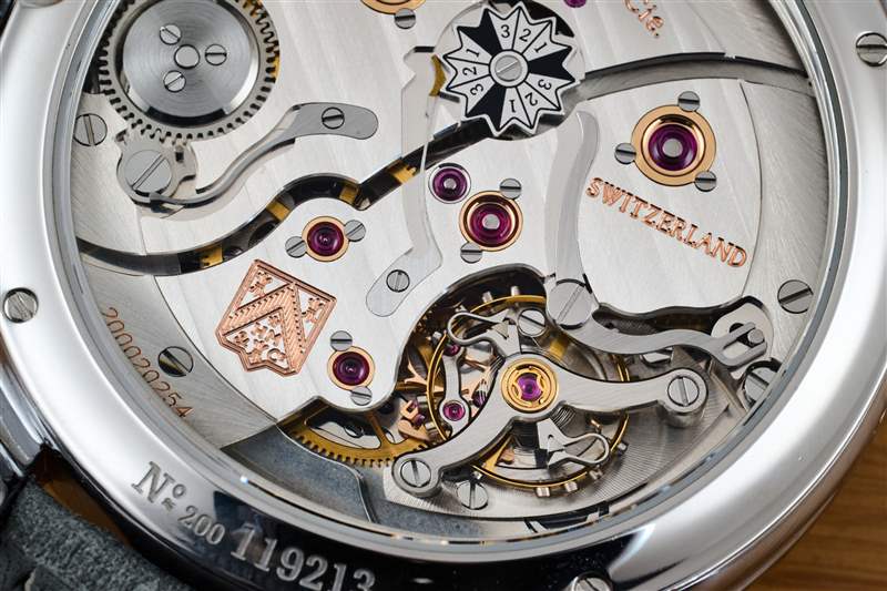 全新 Moser Endeavour Perpetual Calendar 的擒縱機(jī)構(gòu)，配備 fumé grand feu 琺瑯表盤(pán)